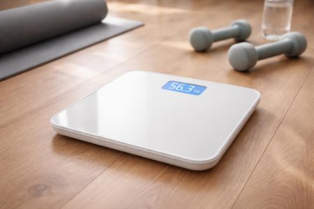 pese-personne-moderne-sol-bois