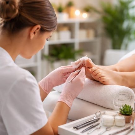 personne-pedicure-equipements-plantes-decorations